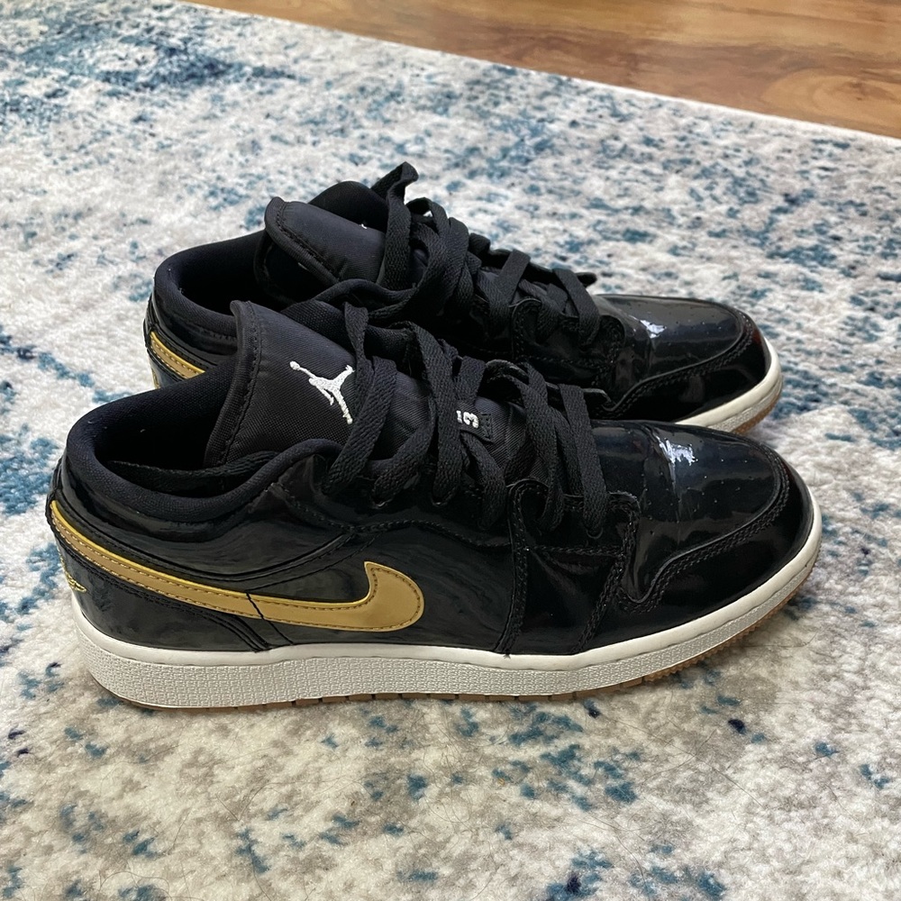 Air Jordan 1 Low. Size 5.5Y/Womens 7
